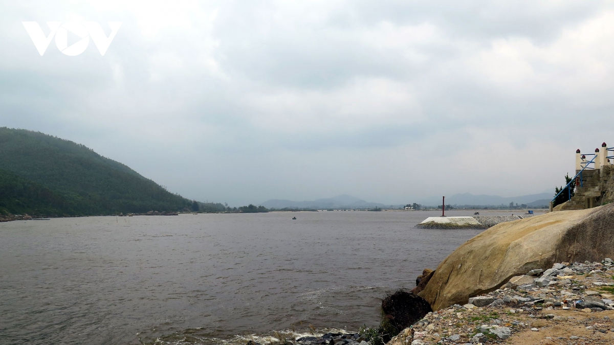 Hàng trăm tàu cá Quảng Ngãi nằm bờ vì cửa sông bị bồi lấp
