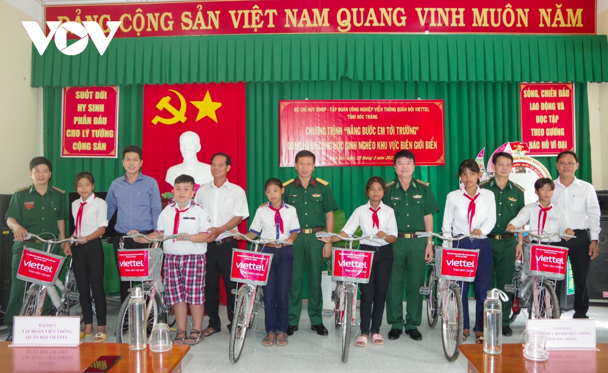 Tặng xe đạp cho học sinh Khmer khó khăn tại khu vực biên giới biển