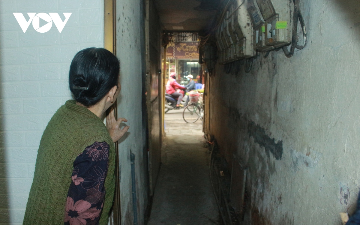 "Ngộp thở" trong những căn nhà chật chội, ngõ ngách hun hút ở phố cổ Hà Nội