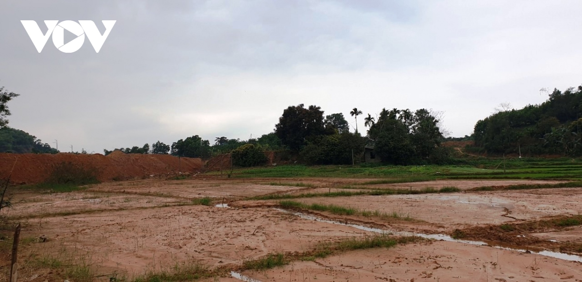 Kiểm tra, khắc phục việc bùn đất tràn vào ruộng người dân ở Yên Bình (Yên Bái)