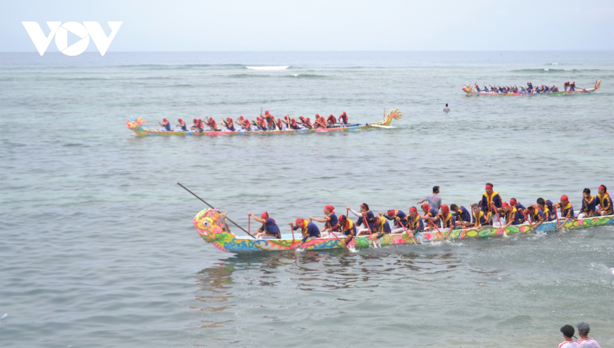 Lý Sơn đón bằng Di sản văn hóa phi vật thể quốc gia Lễ hội đua thuyền Tứ linh