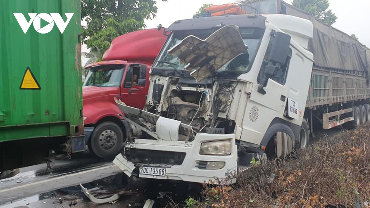  Tai nạn giao thông liên hoàn gây kẹt xe hàng giờ tại Bình Phước, Bình Dương