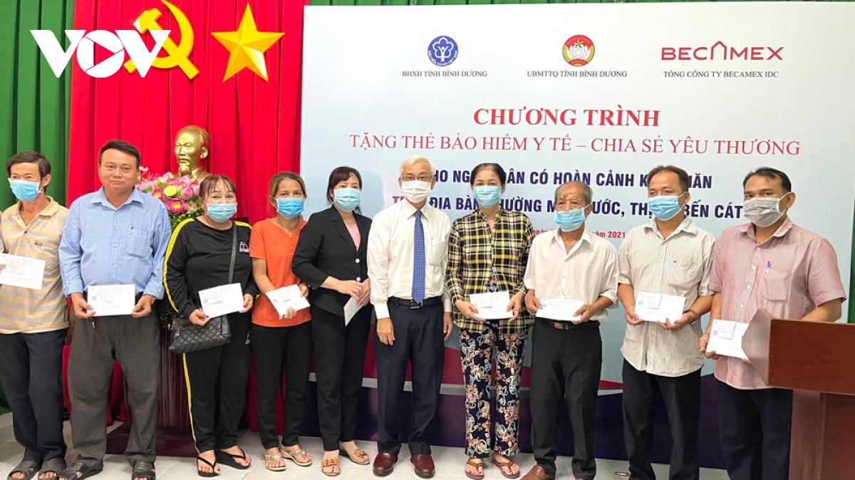 1.000 thẻ bảo hiểm y tế được trao cho người dân khó khăn ở Bình Dương