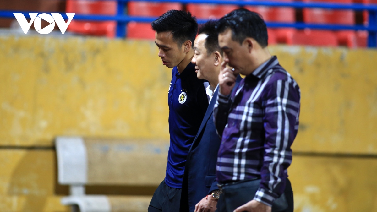 Bầu Hiển "ra chỉ thị đặc biệt" với Văn Quyết sau trận đại thắng của Hà Nội FC