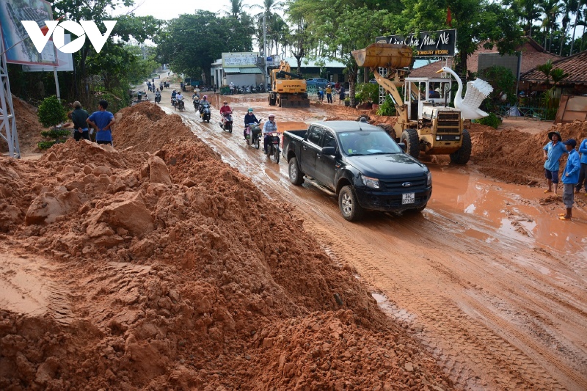 Liên tục sạt lở gây nguy hiểm, Bình Thuận lập đoàn kiểm tra dự án