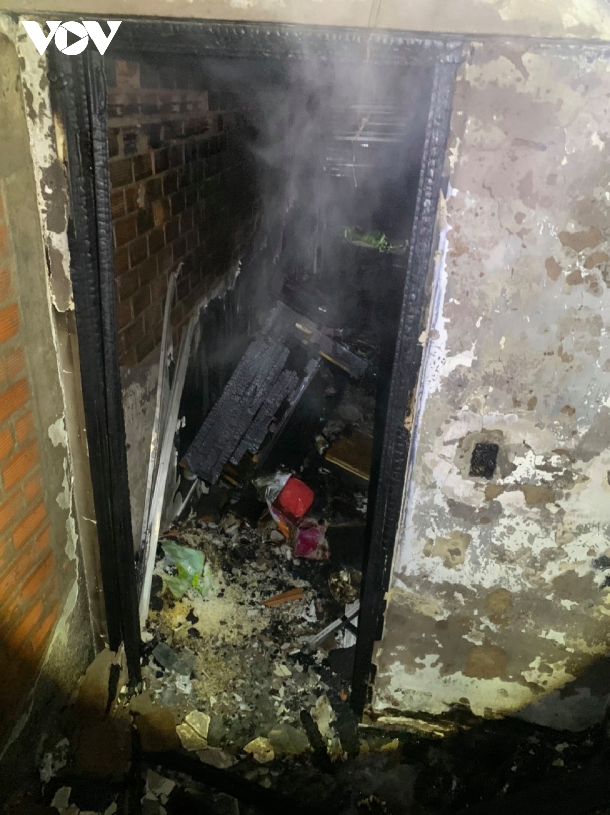 Giải cứu 5 người mắc kẹt trong căn nhà bốc cháy lúc rạng sáng