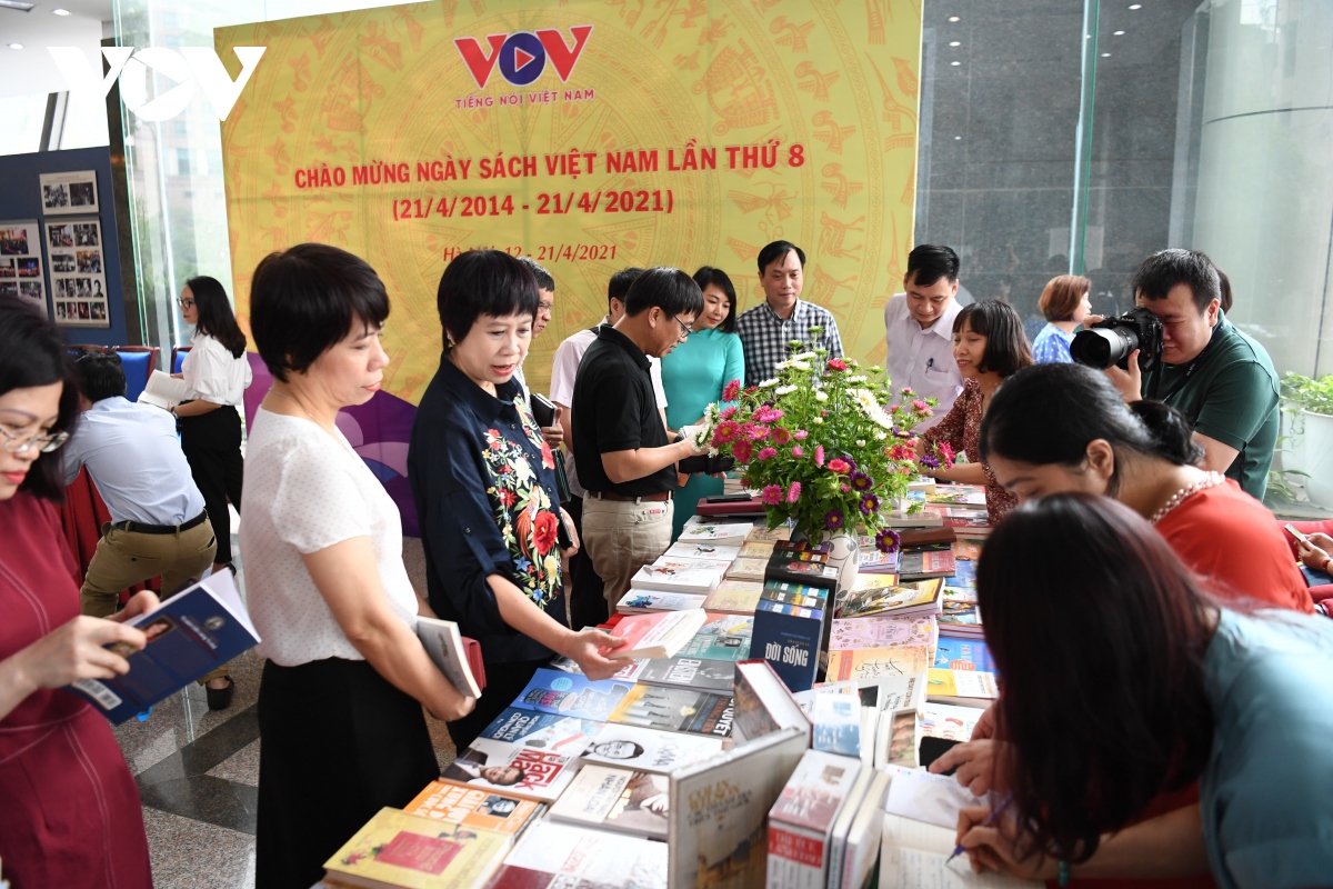 VOV trưng bày, giới thiệu hơn 300 đầu sách mới, tư liệu quý hưởng ứng "Ngày sách Việt Nam"