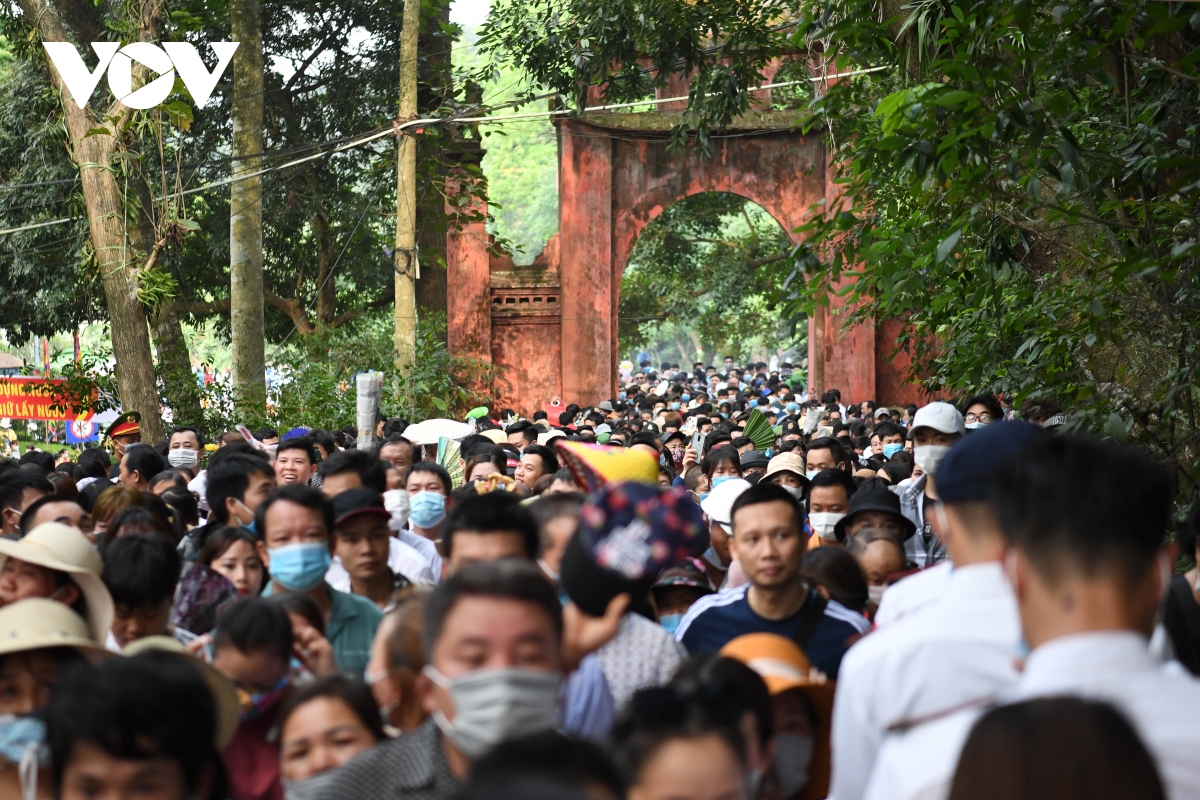 “Biển người” hành hương về Khu di tích lịch sử Đền Hùng