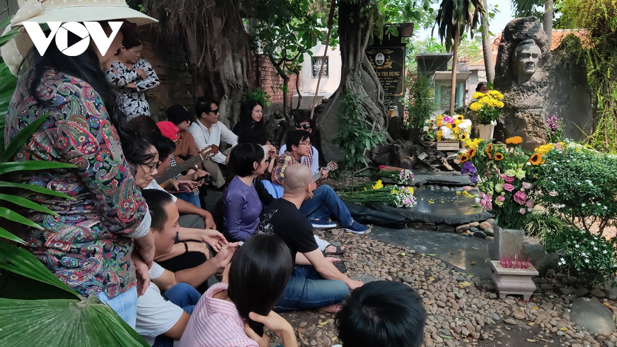 Nhiều nghệ sĩ, người yêu nhạc đến viếng và hát trước mộ nhạc sĩ Trịnh Công Sơn