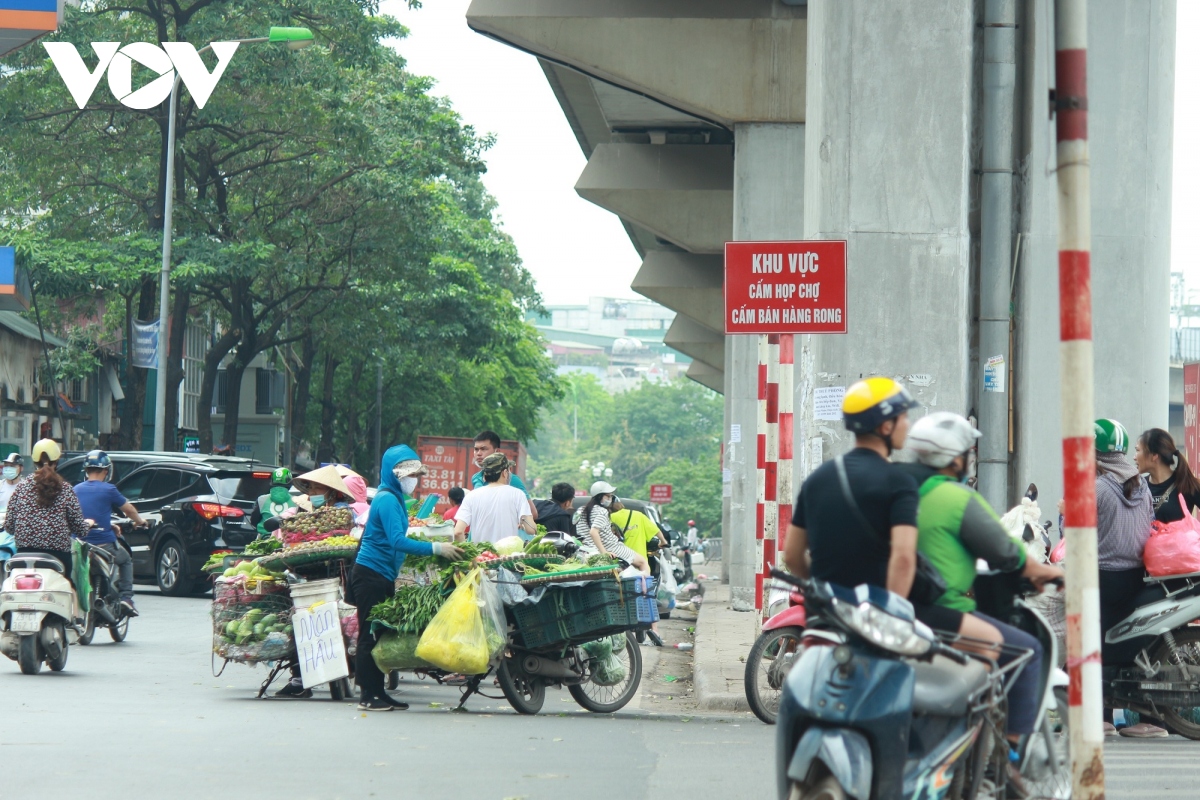 Nhan nhản chợ cóc chiếm dụng lòng đường trên nhiều tuyến phố Hà Nội