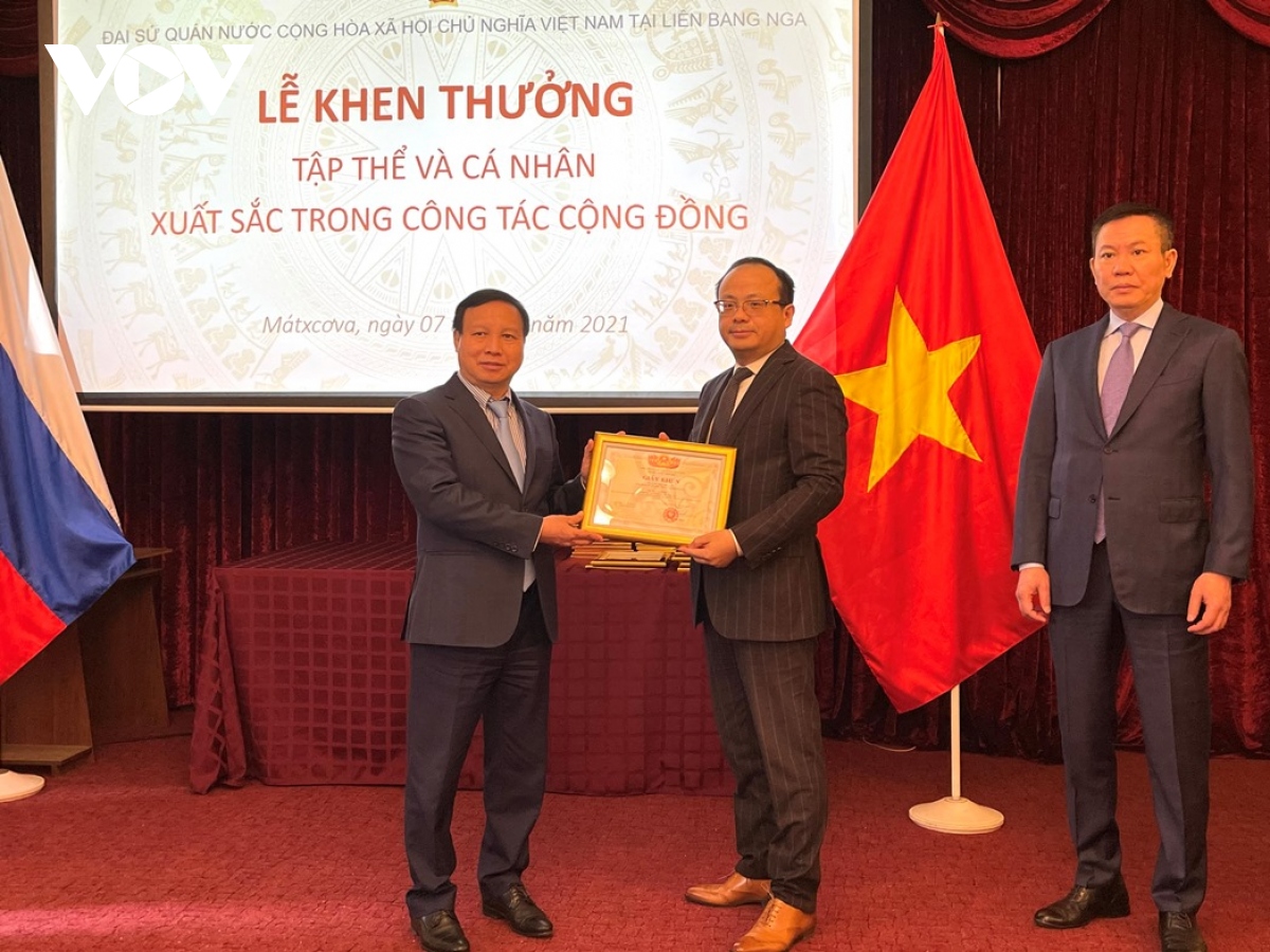 Khen thưởng tập thể, cá nhân xuất sắc trong cộng đồng người Việt tại Nga