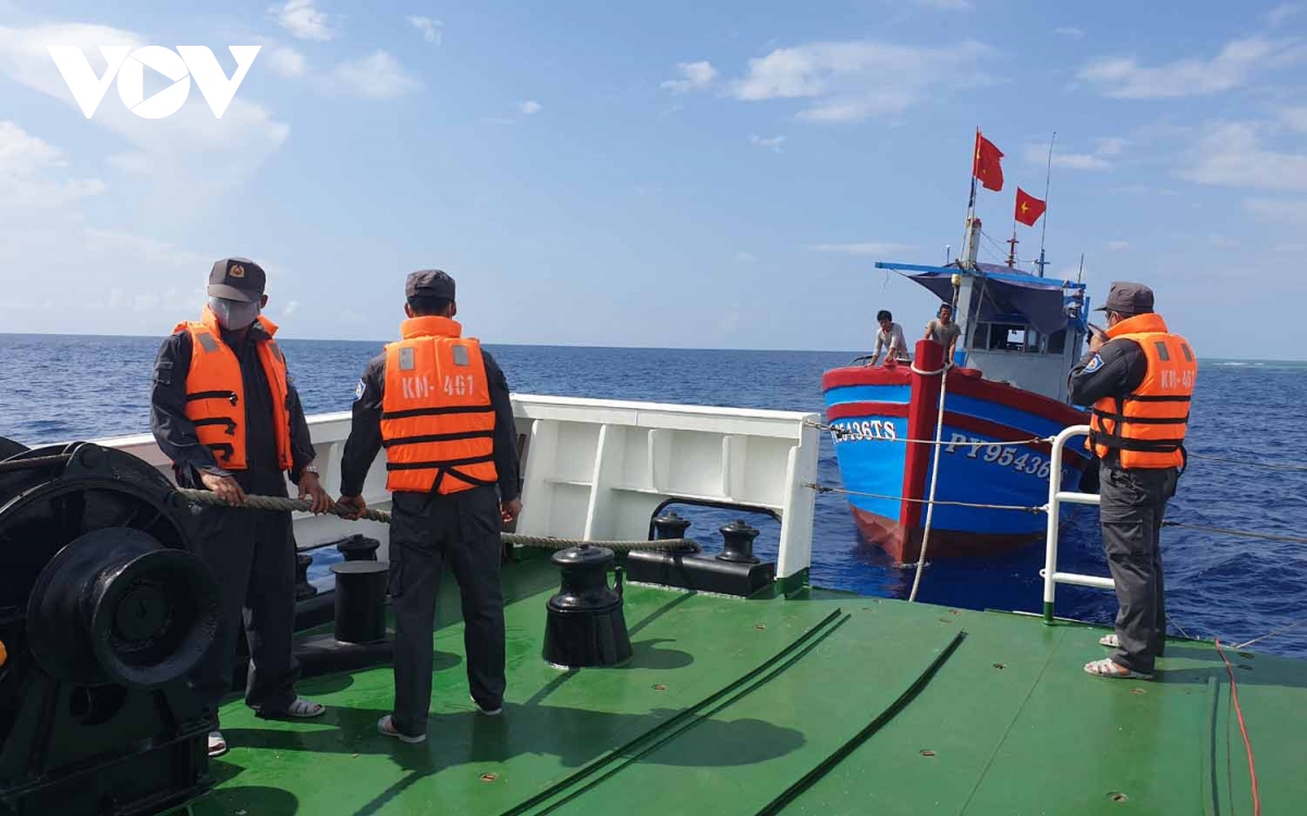 Tàu Kiểm ngư số 4 cứu kéo thành công tàu cá Phú Yên bị mắc cạn