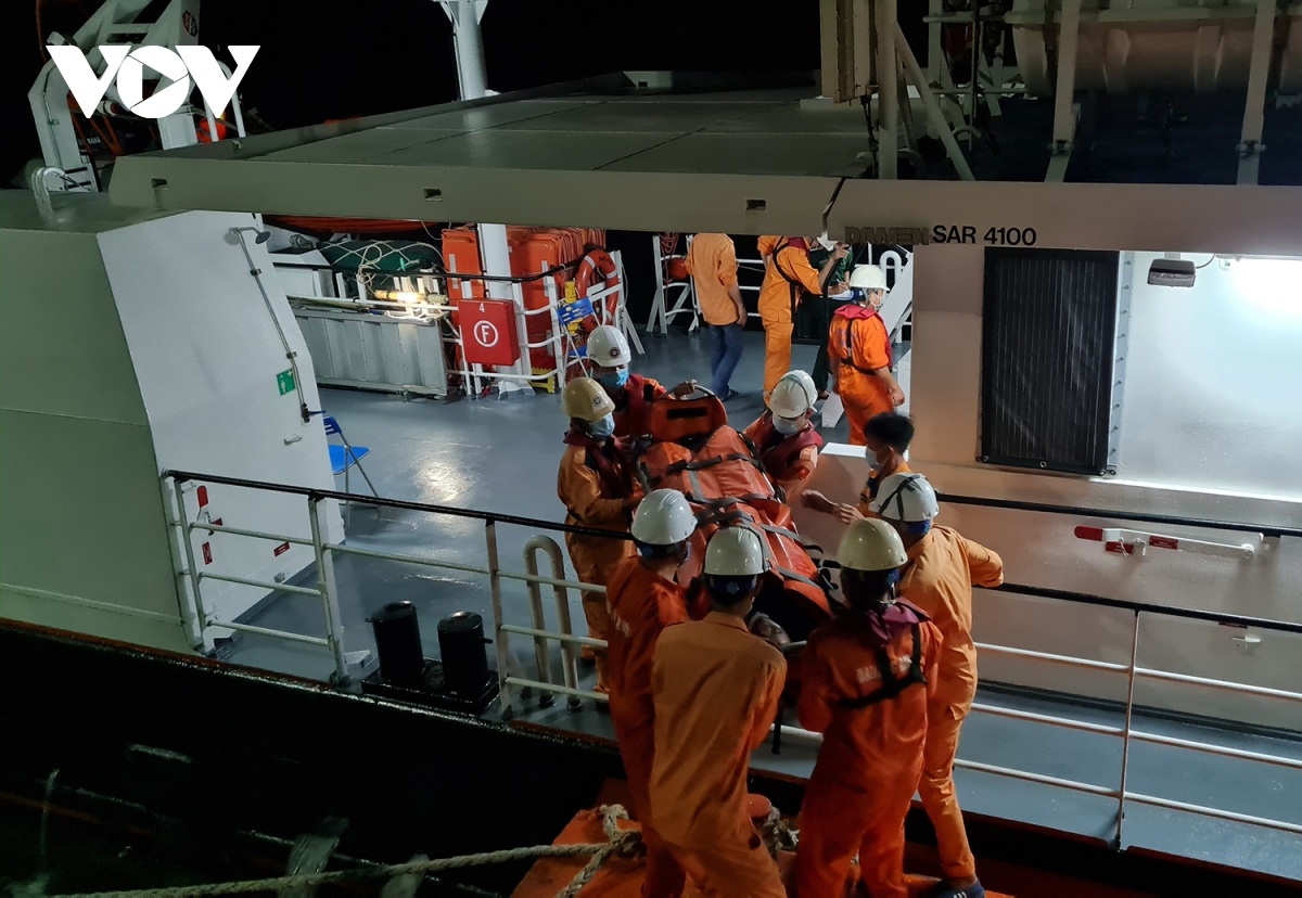 Xuyên đêm cứu 2 thuyền viên trên tàu cá bị tai nạn lao động trên biển