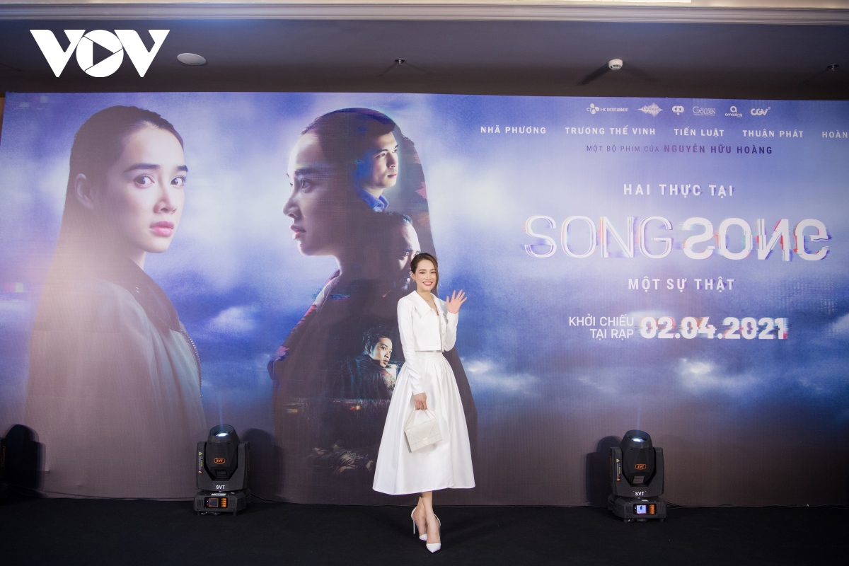 Nhã Phương diện váy trắng tinh khôi ra mắt phim Song Song tại Hà Nội
