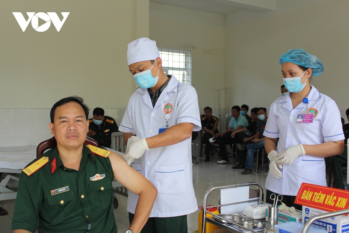 Tiêm vaccine phòng Covid-19 cho 60 cán bộ, chiến sĩ lực lượng vũ trang tỉnh Quảng Nam