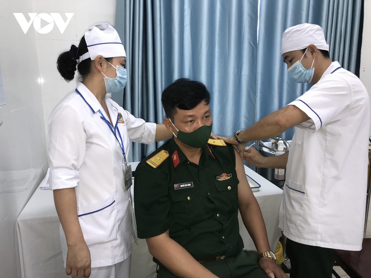 Thừa Thiên Huế tiêm vaccine Covid-19 cho cán bộ, chiến sĩ làm việc nơi tuyến đầu