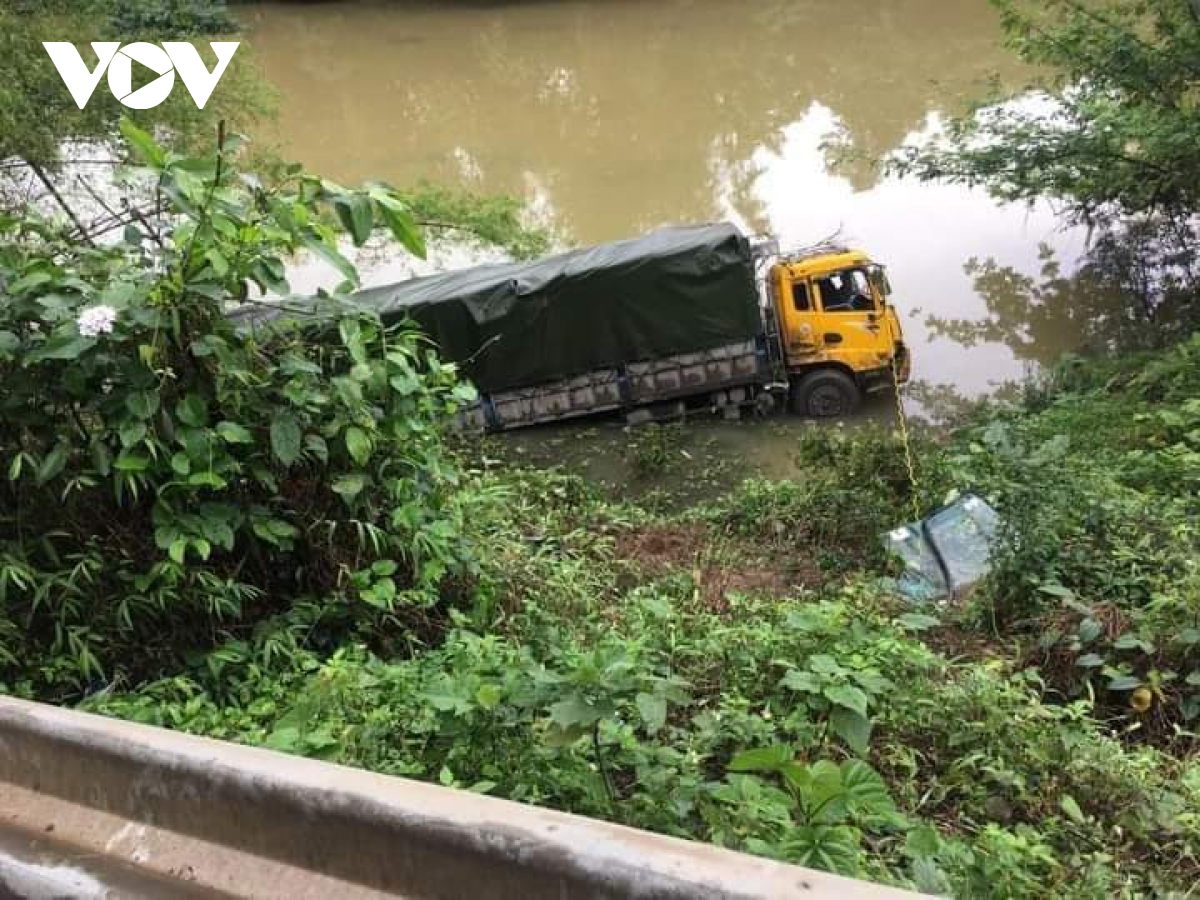 Xe tải lao xuống sông khiến tài xế bị thương