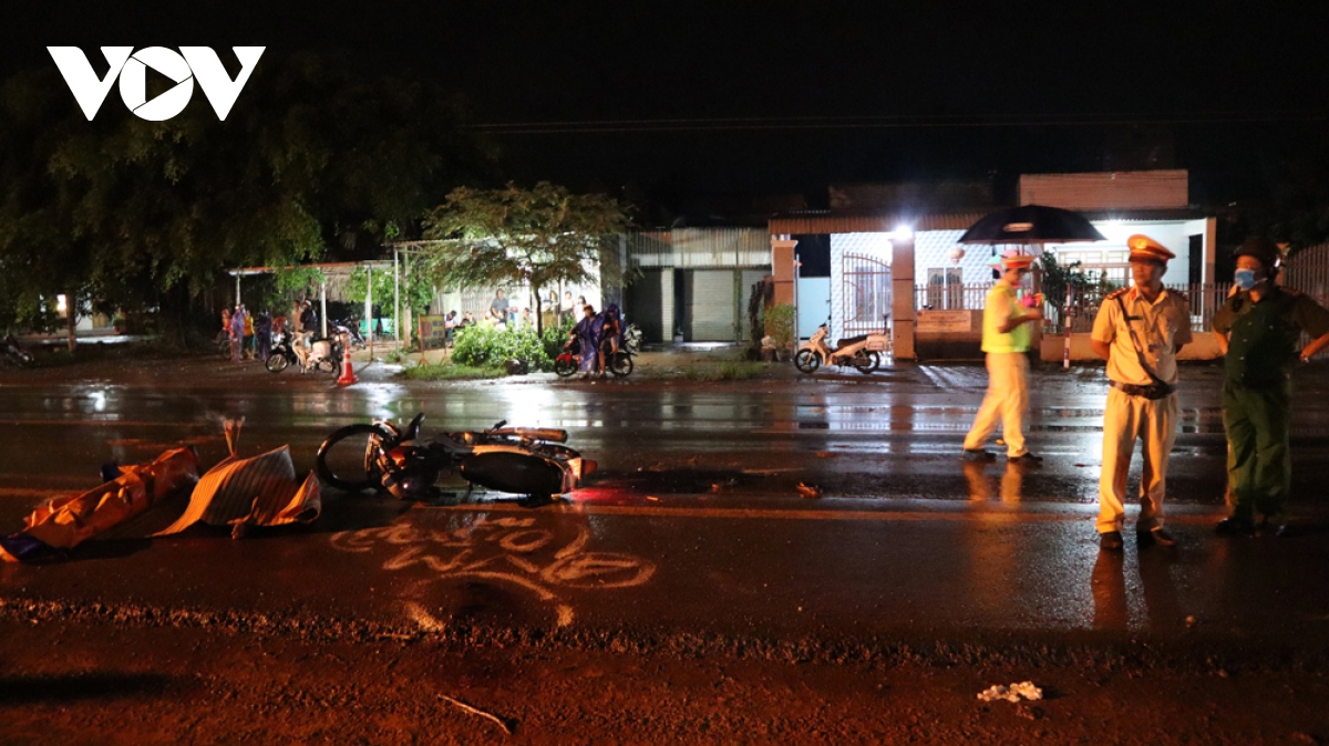Xe tải lấn làn tông trực diện xe máy ở Bình Phước, 2 người tử vong