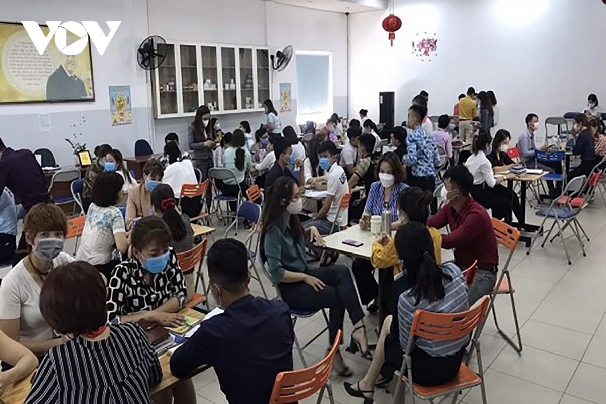 Đà Nẵng: Hơn 100 người ngồi chen chúc bị phạt 30 triệu đồng