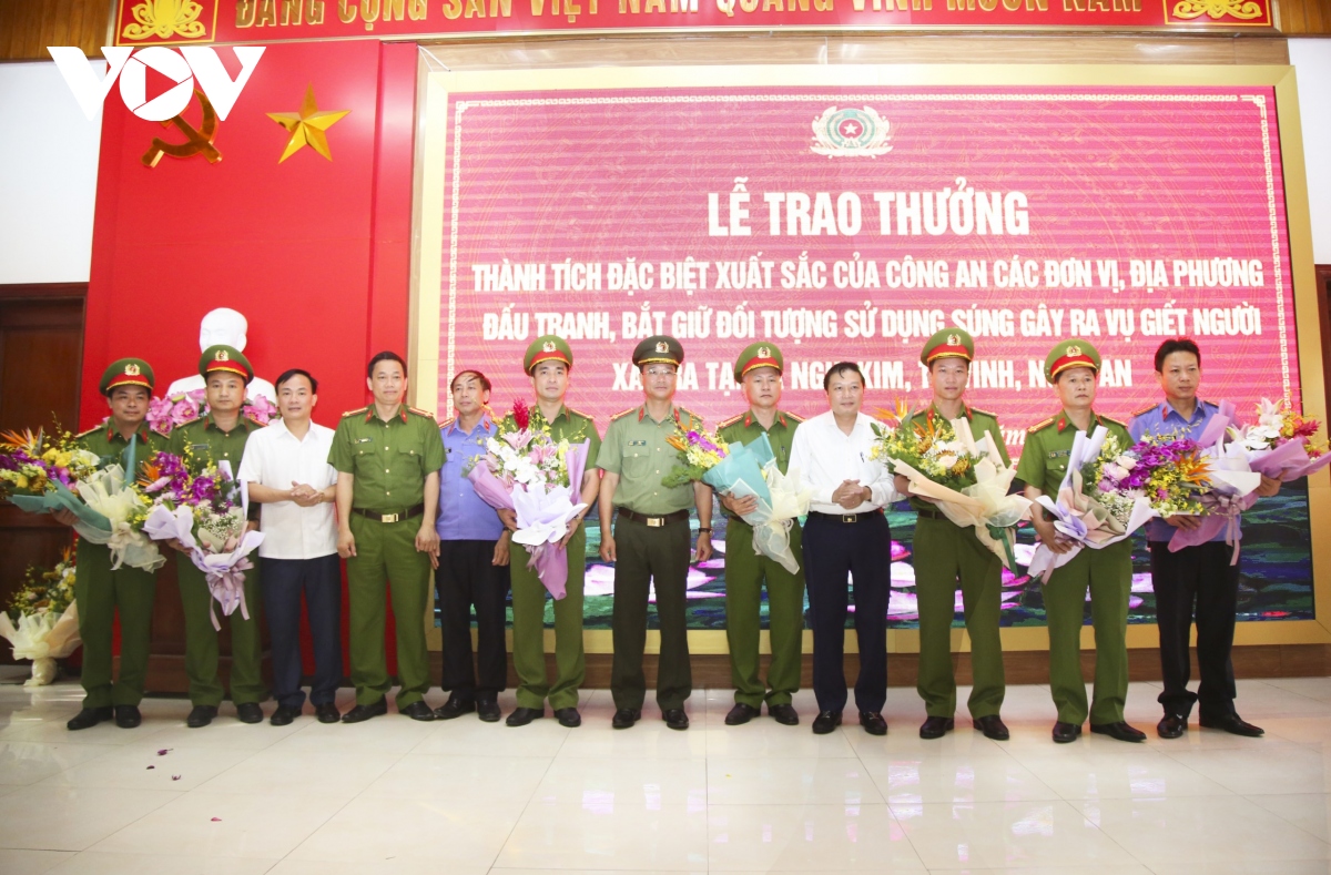 Khen thưởng các đơn vị khống chế đối tượng bắn tử vong 2 người ở Nghệ An