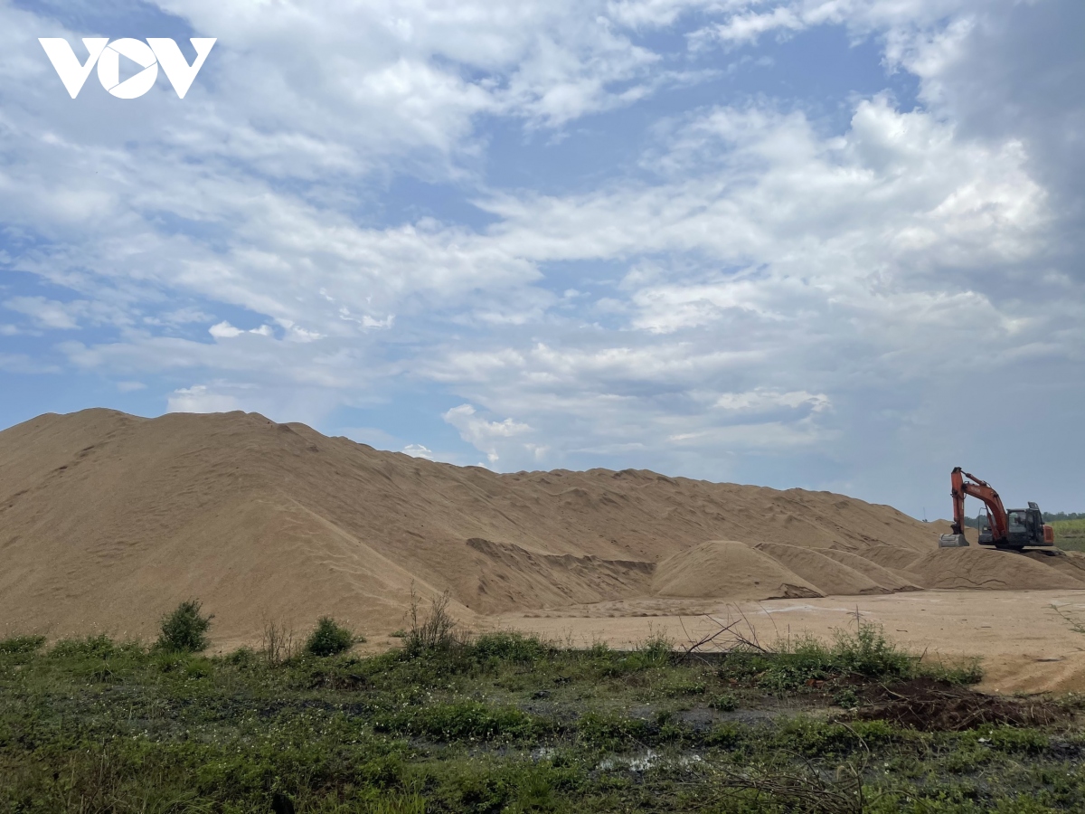 Bãi cát trái phép hàng nghìn mét khối gây nhức nhối buôn làng Đắk Lắk