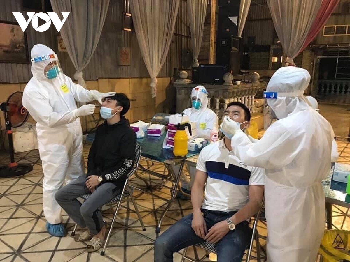 Hai công nhân mắc COVID-19, Bắc Ninh lấy mẫu test nhanh cả đêm