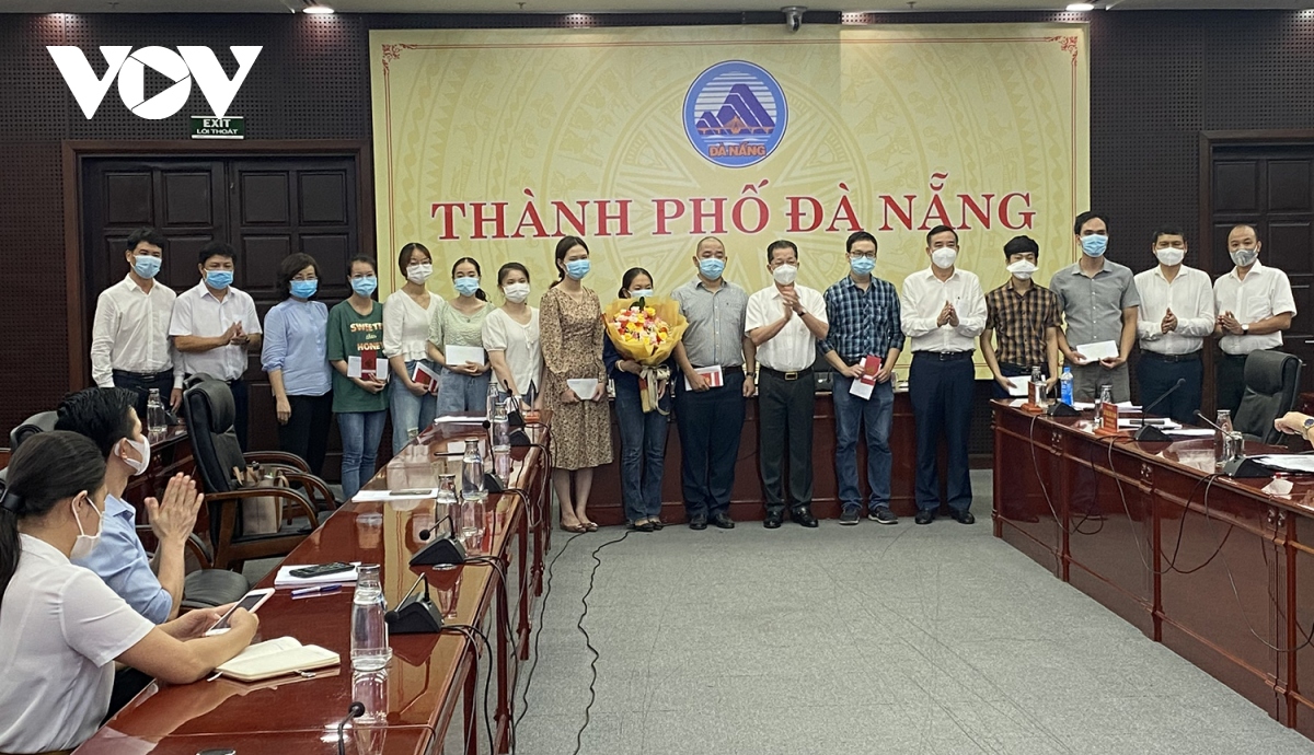 Đà Nẵng tiễn 10 bác sĩ, điều dưỡng lên đường chi viện Bắc Giang chống Covid-19