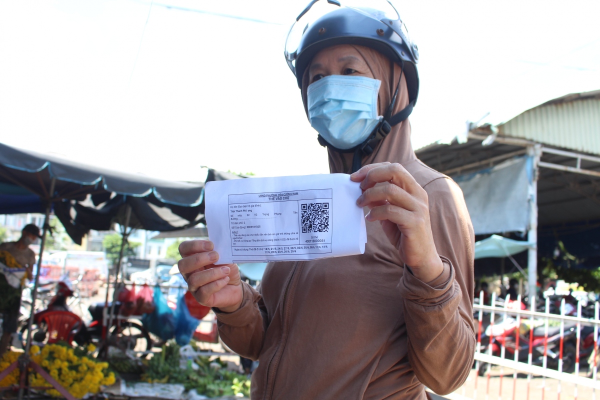 Người dân Đà Nẵng lần đầu đi chợ bằng thẻ QR- Code