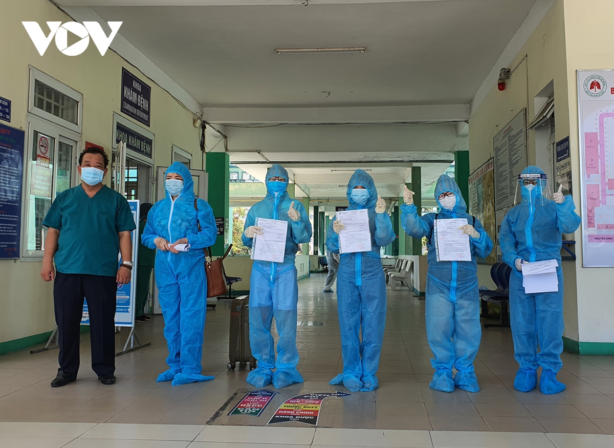 Thêm nhiều bệnh nhân ở Đà Nẵng, Quảng Ngãi âm tính với SARS-CoV-2 được ra viện