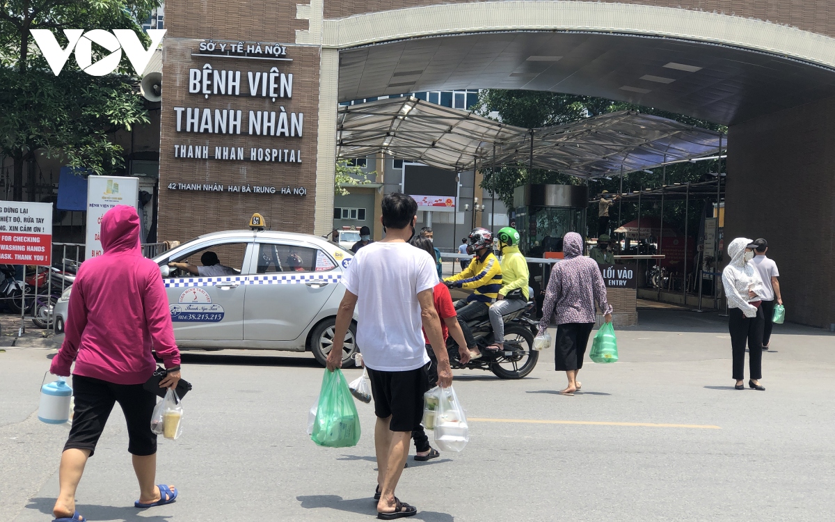 Ảnh: Cửa hàng ăn uống quanh bệnh viện ở Hà Nội chỉ bán mang về