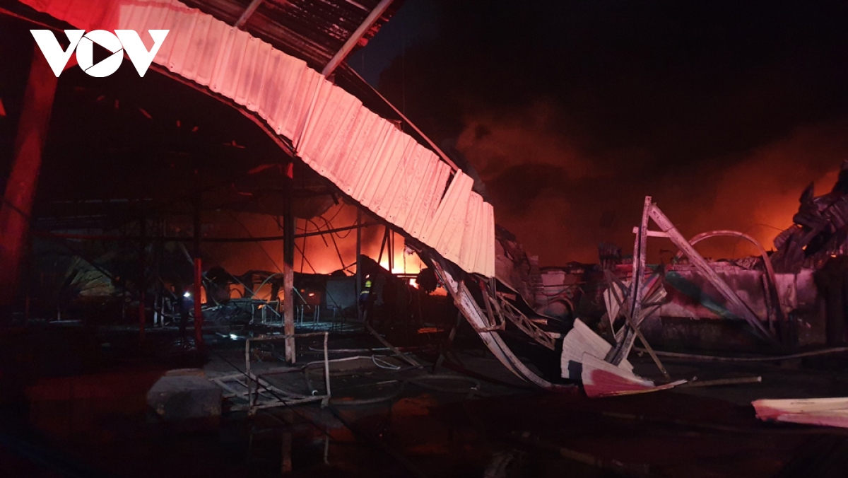 Cháy tại công ty sản xuất mút xốp rộng 10.000m2 ở Bình Dương