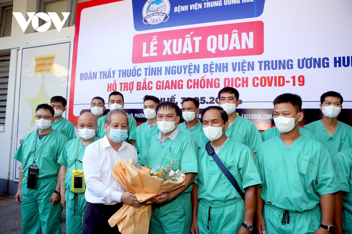 18 bác sĩ, điều dưỡng của Bệnh viện TƯ Huế lên đường chi viện Bắc Giang