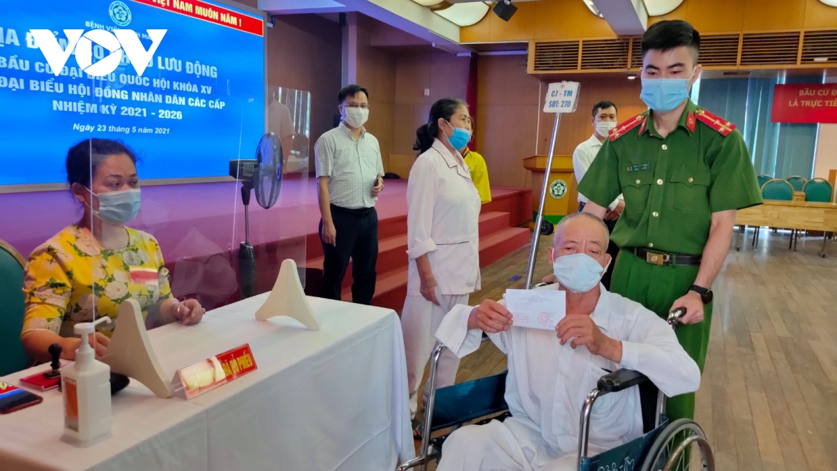 Nhiều bệnh nhân Bệnh viện Bạch Mai ngồi xe lăn đi bầu cử