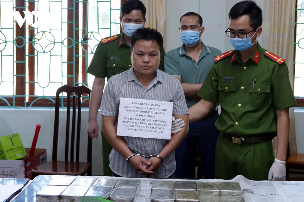 Công an Lai Châu bắt 2 đối tượng vận chuyển 30 bánh heroin