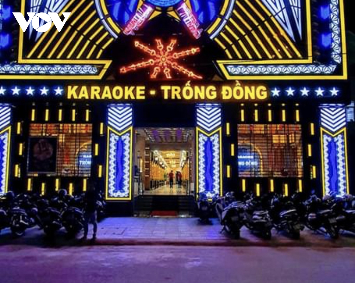 Tạm đình chỉ 4 cán bộ phường để quán karaoke hoạt động giữa cao điểm dịch