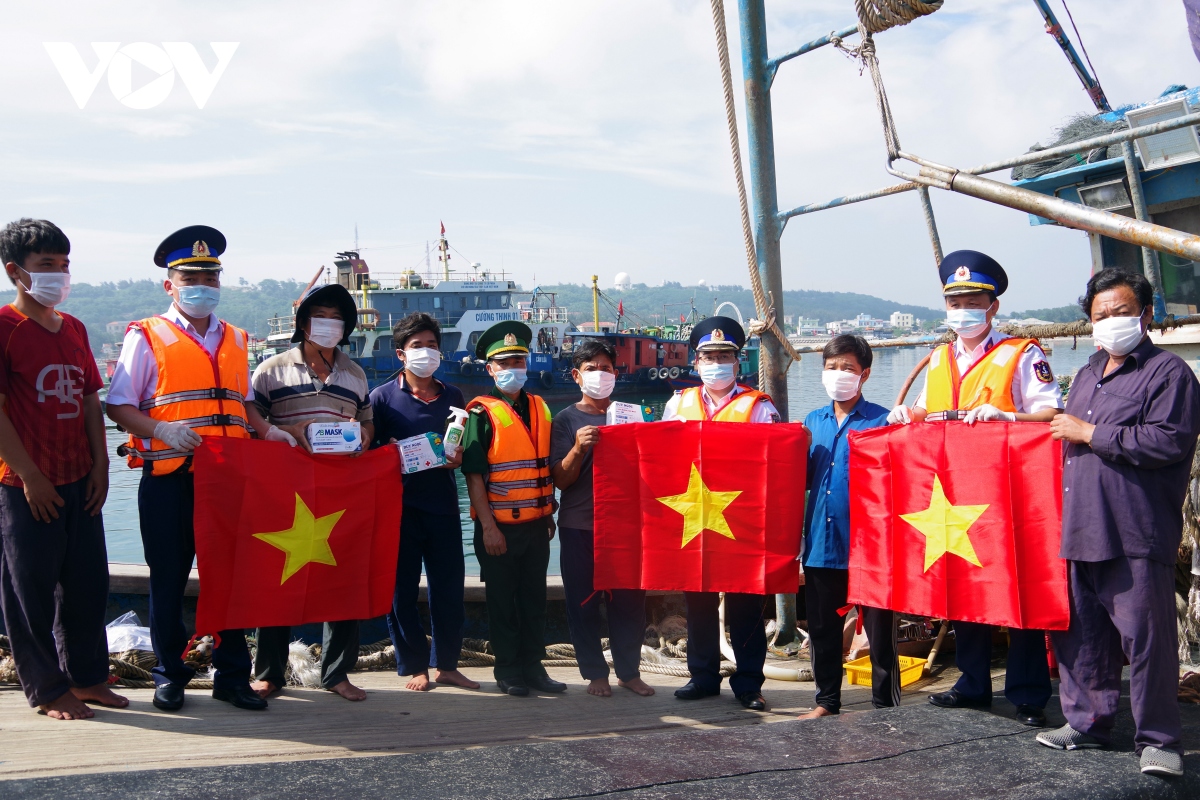 Cảnh sát biển đồng hành với ngư dân huyện đảo Bạch Long Vĩ