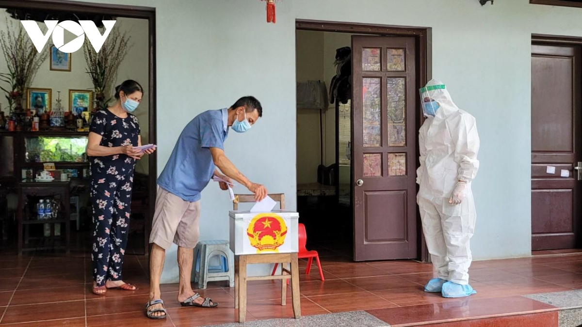 Hình ảnh bỏ phiếu ở "tâm dịch" Mão Điền, Thuận Thành, Bắc Ninh