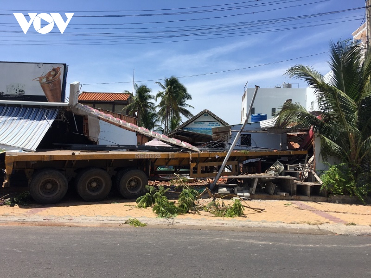 Xe đầu kéo tông sập nhà dân ở Bình Thuận