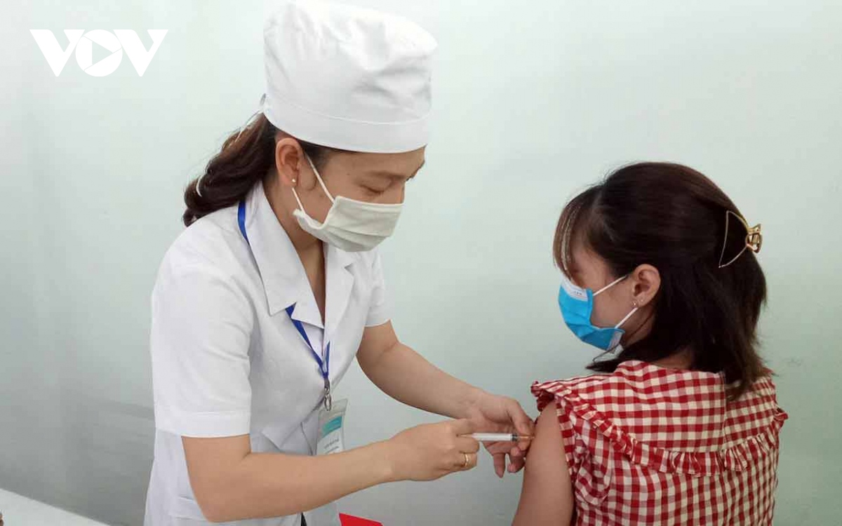 Kon Tum hoàn thành tiêm vaccine đợt 1 phòng COVID-19