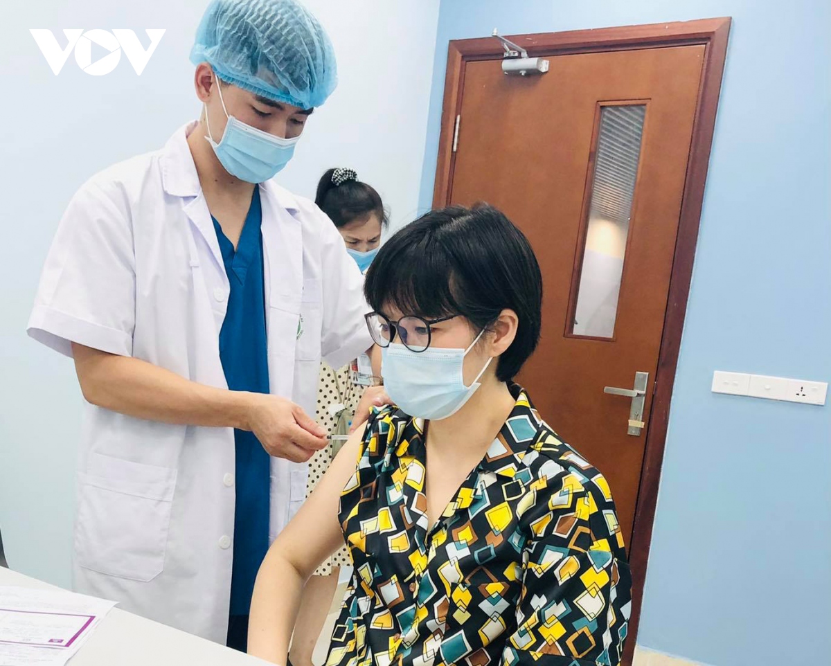 “Chỉ có vaccine phòng COVID-19 mới có thể tạo được miễn dịch cộng đồng”