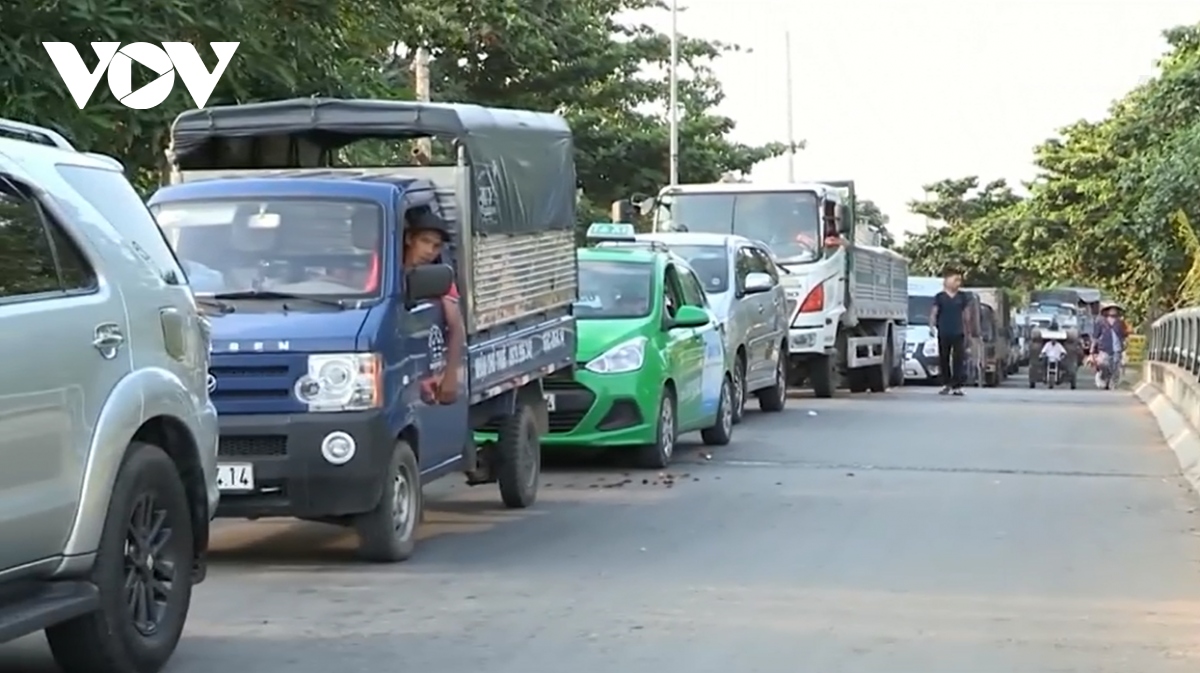 Bến Phà Đình Khao qua sông Cổ Chiên kẹt xe kéo dài do thiếu phà