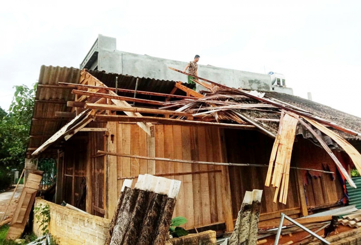Dông lốc khiến hàng trăm căn nhà ở Lào Cai và Bắc Kạn bị tốc mái
