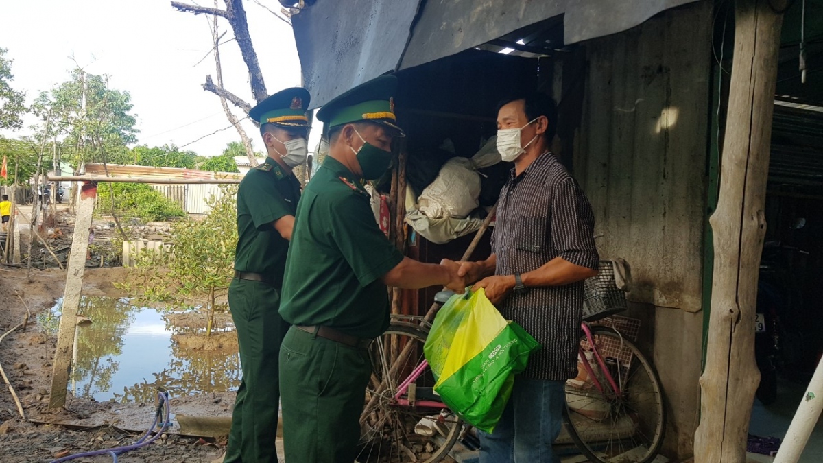 Thiếu tá Nguyễn Viết Thái hết lòng vì dân nghèo