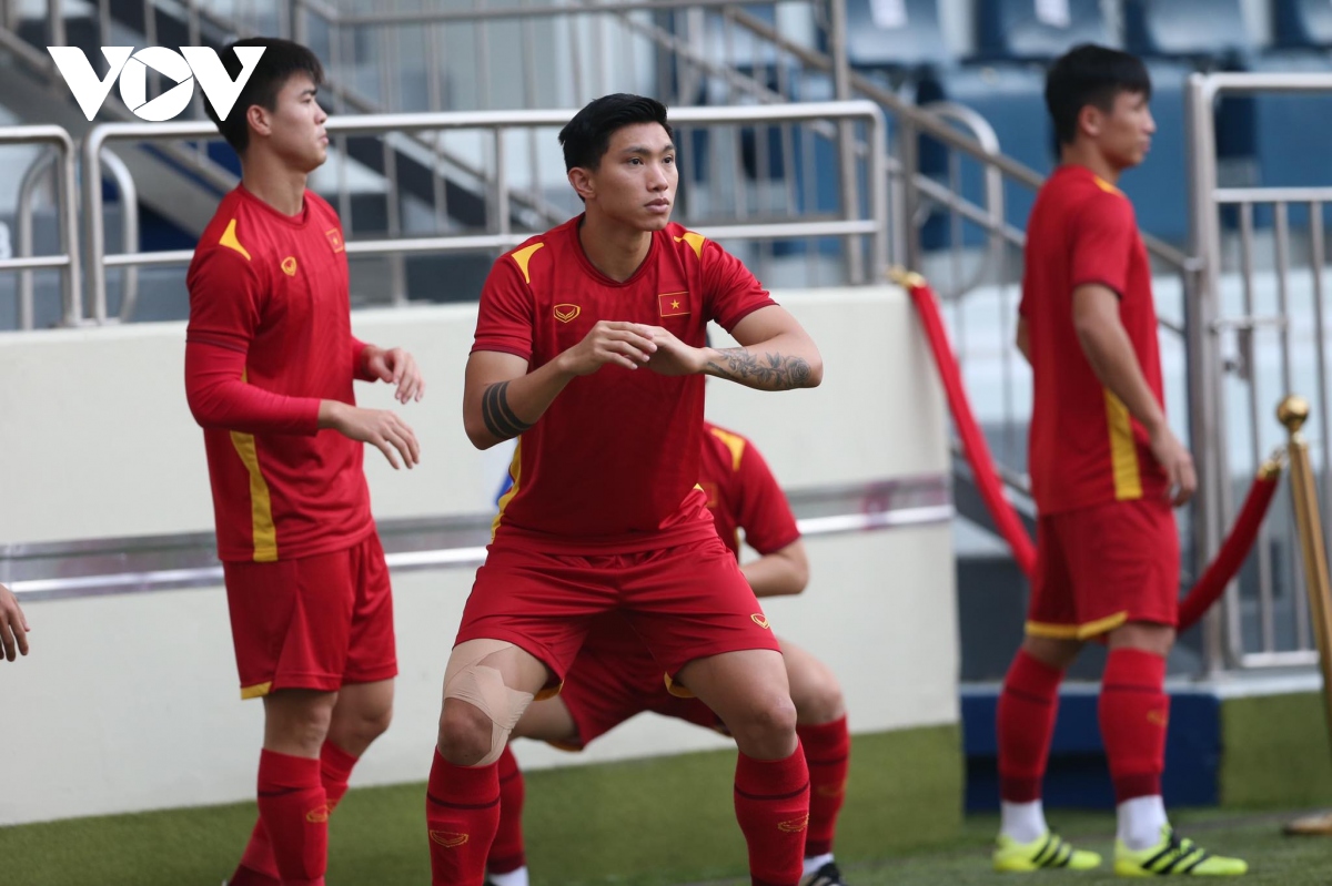 ĐT Việt Nam tập thiền, Văn Hậu vẫn phải băng gối trước trận gặp Malaysia