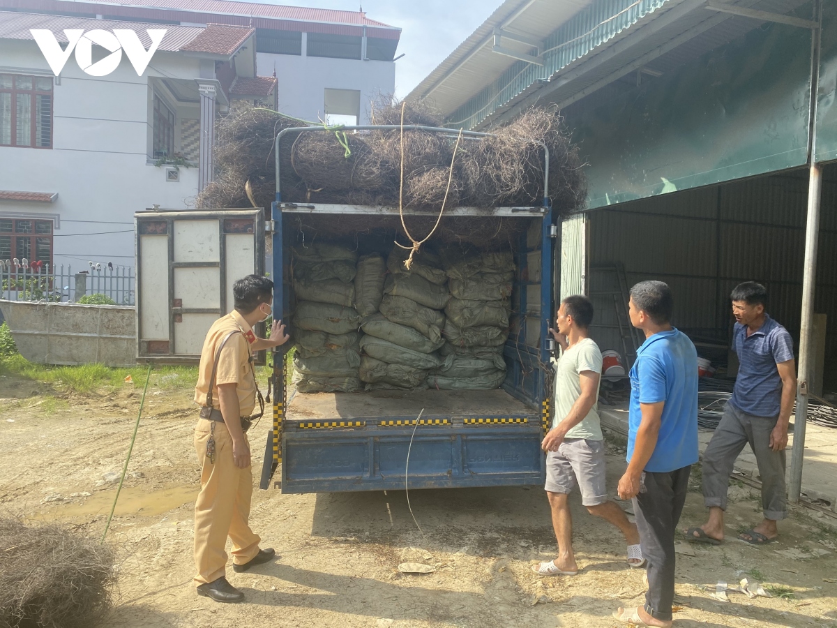 Phát hiện xe tải chở hơn 2 tấn nguyên liệu thuốc lá không rõ nguồn gốc