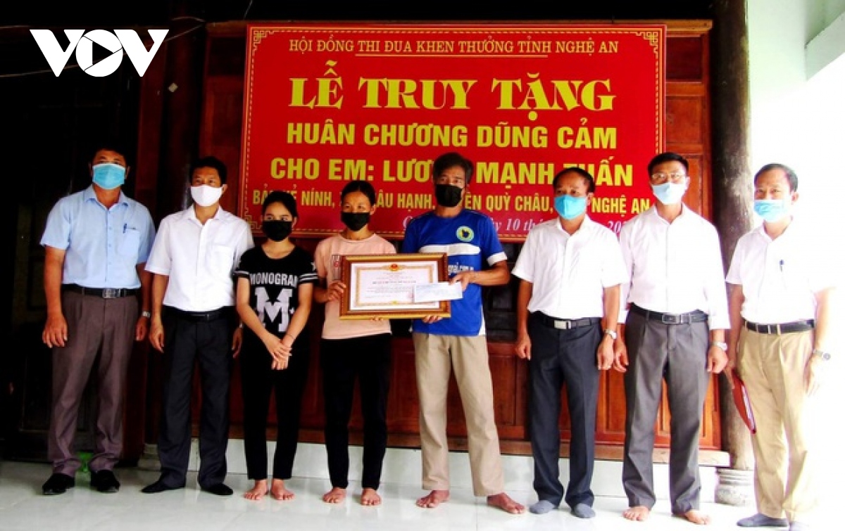 Truy tặng Huân chương dũng cảm cho nam sinh ở Nghệ An quên mình cứu 2 em nhỏ