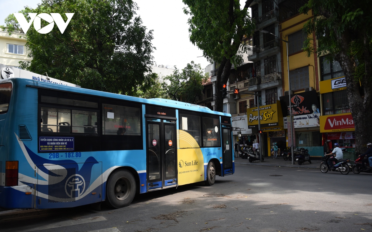 Xe buýt Hà Nội đìu hiu vì hành khách lo ngại lây nhiễm dịch bệnh