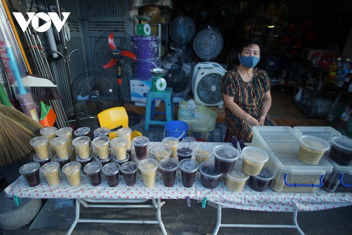 Người Hà Nội đi chợ sớm mua rượu nếp, bánh tro trong Tết Đoan ngọ