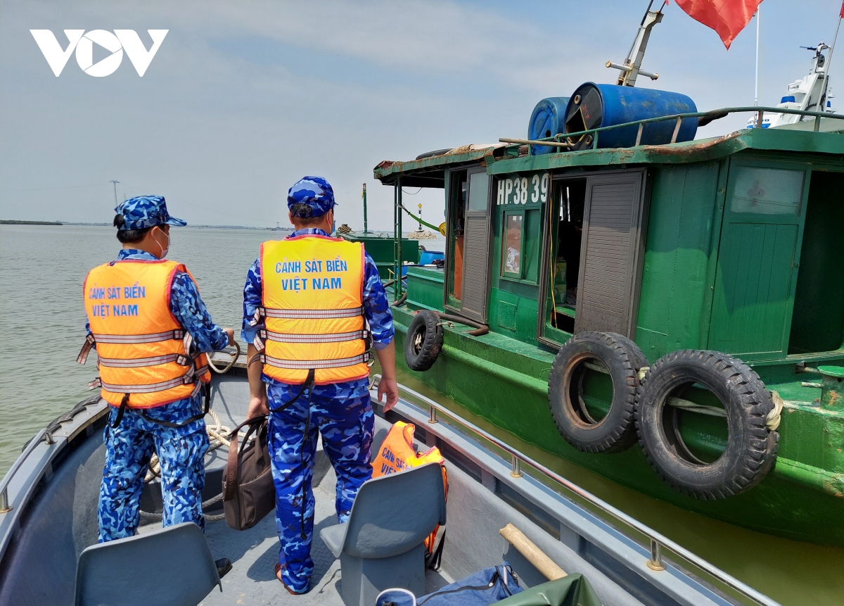 Cảnh sát biển tạm giữ 25.000 lít dầu DO không rõ nguồn gốc