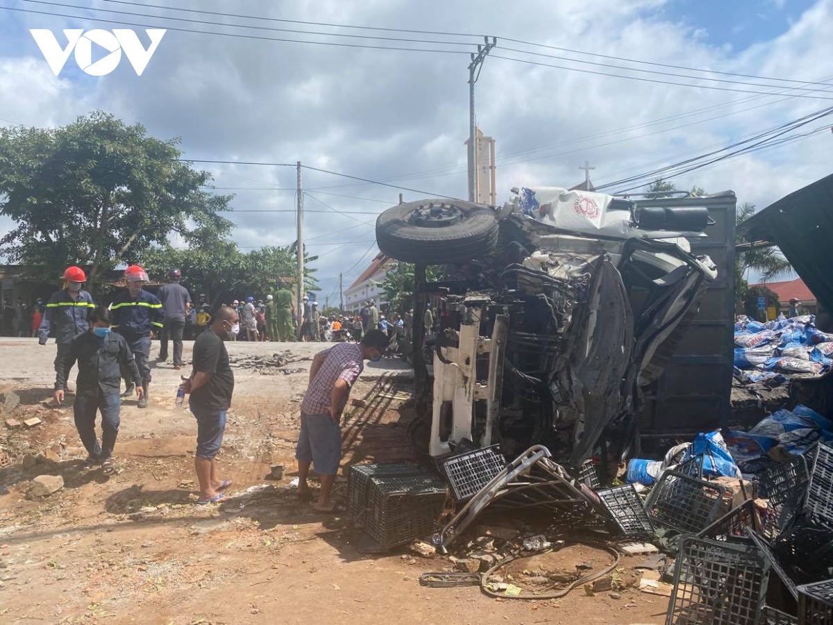 Xe tải va chạm với xe khách và công nông khiến 2 người thiệt mạng